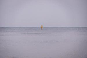 landschap door de Baltisch zee Aan een kalmte grijs verkoudheid dag in Polen foto