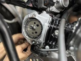 motorfiets onderhoud motor reparatie dichtbij omhoog. onderhoud van motorfiets motor. foto