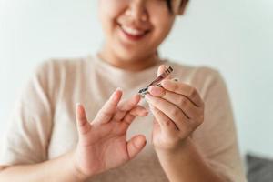 vrouw snijdend vingernagels gebruik makend van nagel klipper, gezondheidszorg, schoonheid concept. foto