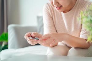 vrouw snijdend vingernagels gebruik makend van nagel klipper, gezondheidszorg, schoonheid concept. foto