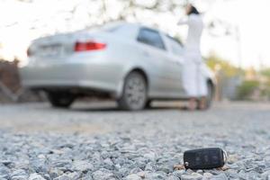 verloren auto sleutels Aan de grond, auto sleutels liet vallen Aan de verdieping of vallen aan het liegen Aan de straat huis voorkant . wandelen weg van verloren auto sleutel, kan niet vervoer, uitdrukken, stormloop tijd, wast tijd, noodgeval foto