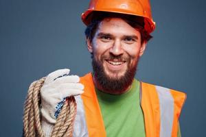 Mens in oranje verf professioneel ingenieur werken bouw foto