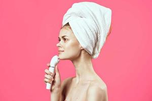 vrouw met handdoek Aan hoofd naakt schouders stimulator Gezondheid dermatologie foto