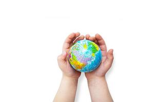 milieu voor toekomst, opslaan de planeet concept. wereld wereldbol in kind handen top visie met kopiëren ruimte foto