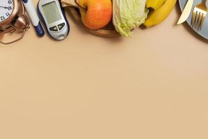 glucose meter met bestek en alarm klok Aan beige achtergrond met kopiëren ruimte vlak leggen, top visie foto