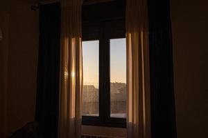 venster Aan een zonnig ochtend- met wit gordijnen achtergrond foto