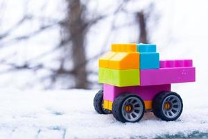 kleurrijke speelgoedauto op sneeuw foto