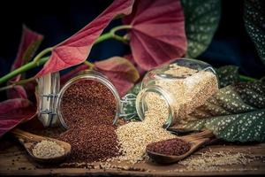 chenopodium quinoa rood of wit zaad Aan een houten tafel foto