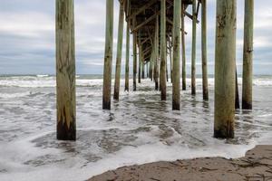 onder de pier Bij de strand foto