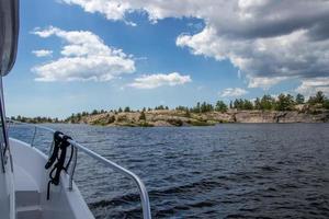 visie van rotsen bomen en water van een boot Aan Georgisch baai foto