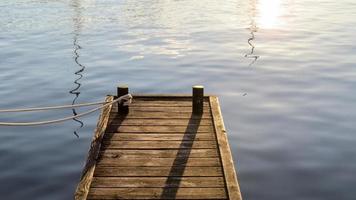 houten dok Aan een meer in de vroeg avond foto