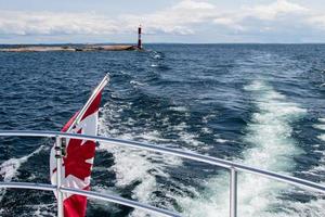 Canadees vlag Aan de terug van een boot foto