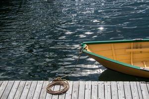 klein houten boot gebonden naar de dok foto