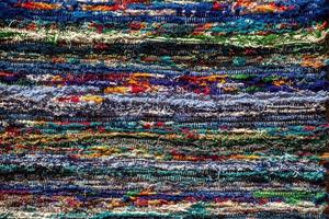 dichtbij omhoog van een kleurrijk gestreept tapijt foto