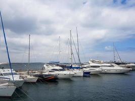 visie van het zeilen jachten in de haven foto