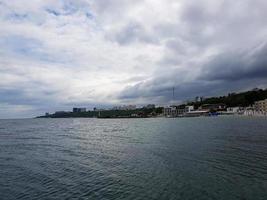 zeegezicht zee met kalmte water en wit wolken foto