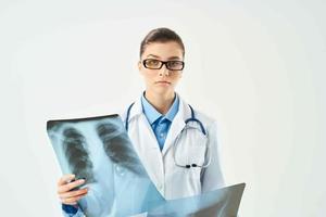vrouw dokter geneeskunde röntgenstraal diagnostiek examen werk foto