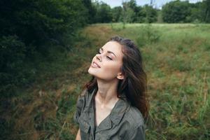 vrouw in de veld- looks naar boven genieten van natuur vers lucht ontspanning foto