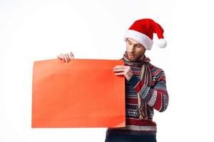 vrolijk Mens rood papier aanplakbord reclame Kerstmis licht achtergrond foto