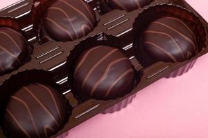 chocoladeschilferkoekjes op een roze achtergrond foto