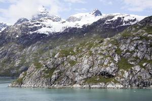 gletsjer baai nationaal park rotsachtig kust en besneeuwd bergen foto