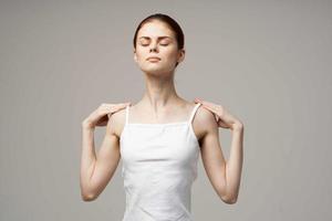 vrouw in wit t-shirt Holding Aan naar de nek Gezondheid problemen gewricht studio behandeling foto
