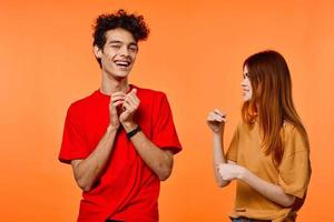 jong paar pret vriendschap communicatie oranje achtergrond mode foto