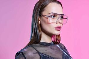 mooi vrouw helder bedenken modieus kleren disco roze achtergrond luxe foto