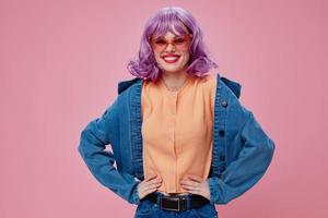 mooi jong vrouw denim kleding mode poseren pet roze bril kleur achtergrond ongewijzigd foto