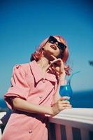 verheugd jong meisje roze haar- zonnebril vrije tijd luxe wijnoogst zomer dag foto