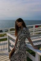 vrouw wandelen in de buurt de hotel zee reizen luxe ongewijzigd foto