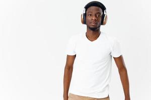Mens van Afrikaanse uiterlijk in wit t-shirt studio modern stijl vermaak foto