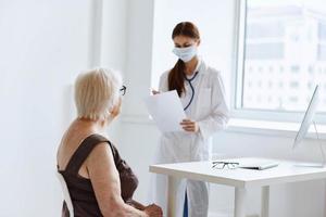 debat weg reguleren verpleegster in wit jas stethoscoop examen ziekenhuis kantoor 22316700  stockfoto bij Vecteezy