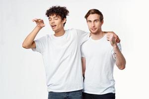 twee mannen zijn staand De volgende naar schoon t-shirts emoties foto