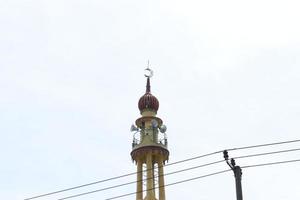 bogor Indonesië maart 2023 de minaret van de moskee tegen de achtergrond van de blauw lucht. Islamitisch concept. foto