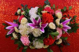 rood achtergrond hand- gemaakt papier bloem, bruiloft decoratie en kleurrijk bruiloft stadium in bangladesh. foto