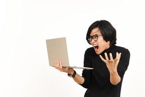schok en boos terwijl gebruik makend van laptop van knap Aziatisch Mens geïsoleerd Aan wit achtergrond foto