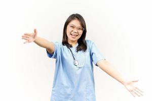 aanbieden knuffel van Aziatisch jong dokter geïsoleerd Aan wit achtergrond foto