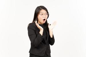 Wauw en geschokt gezicht uitdrukking van mooi Aziatisch vrouw vervelend zwart blazer geïsoleerd Aan wit foto