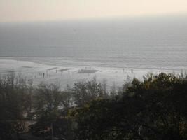 mooi landschap van de baai van Bengalen van bangladesh, visie van de top van een heuvel foto