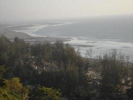 mooi landschap van de baai van Bengalen van bangladesh, visie van de top van een heuvel foto