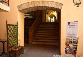 bologna, Italië, juni 2, 2022 corté geïsoleerd. suggestief straat passage met restaurants en winkels dat verbindt twee van de hoofd slagaders van de historisch centrum van bologna. foto