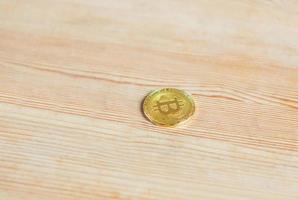 bitcoin op een houten oppervlakteachtergrond. bitcoin cryptocurrency. gouden metalen bitcoin crypto valuta concept foto