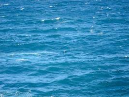 zee met golven foto