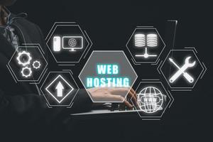 web hosting concept, bedrijf persoon gebruik makend van computer met web hosting icoon Aan virtueel scherm, internetten, bedrijf, technologie en netwerk concept. foto