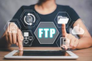 ftp, het dossier overdracht protocol, persoon gebruik makend van digitaal tablet Aan bureau met het dossier overdracht protocol icoon Aan virtueel scherm, internet en communicatie technologie concept. foto