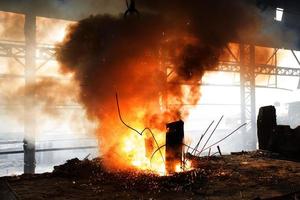 vodje staal smelt naar beneden in een inductie oven Bij hoera, dhaka, bangladesh. foto