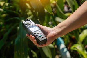 licht meter, lux licht meter in hand- terwijl meten licht intensiteit aantal stuks en de helderheid van de licht geschikt voor de boom. zacht en selectief focus. foto