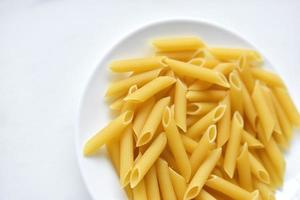 gele heerlijke pasta close-up op een witte plaat foto