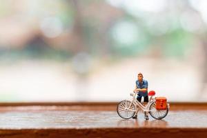 miniatuur fietser staand met fiets, wereld fiets dag concept foto